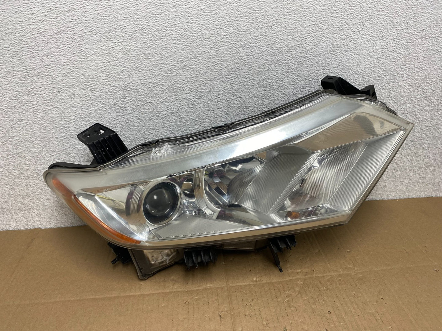 2012 to 2017 Nissan Quest Right Passenger RH Headlight Halogen AB8123 DW0