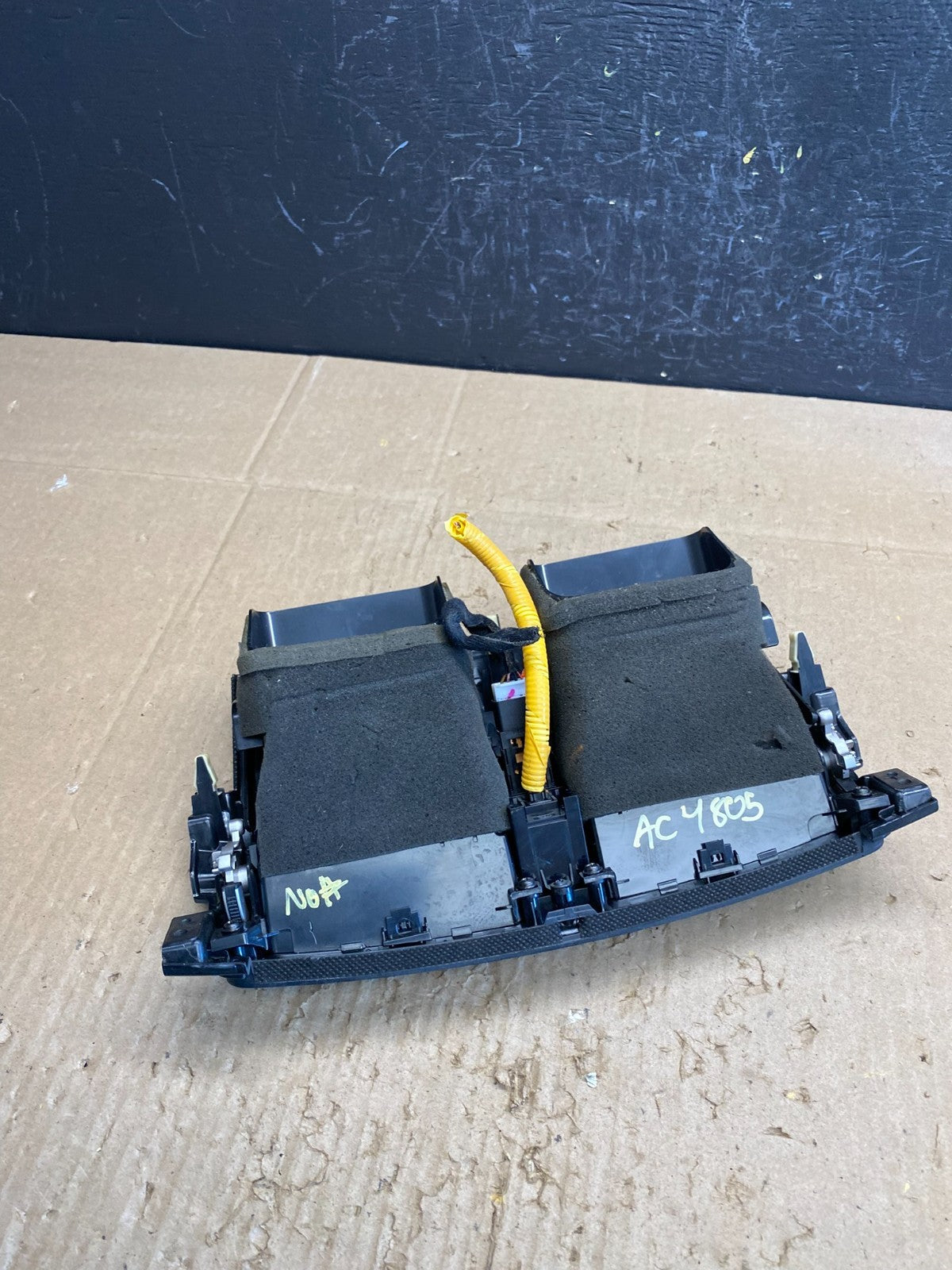 2009-2011 Kia Borrego Center Dash Hazard Air Vent Trim Panel 84740-2J50 AC4805DG6