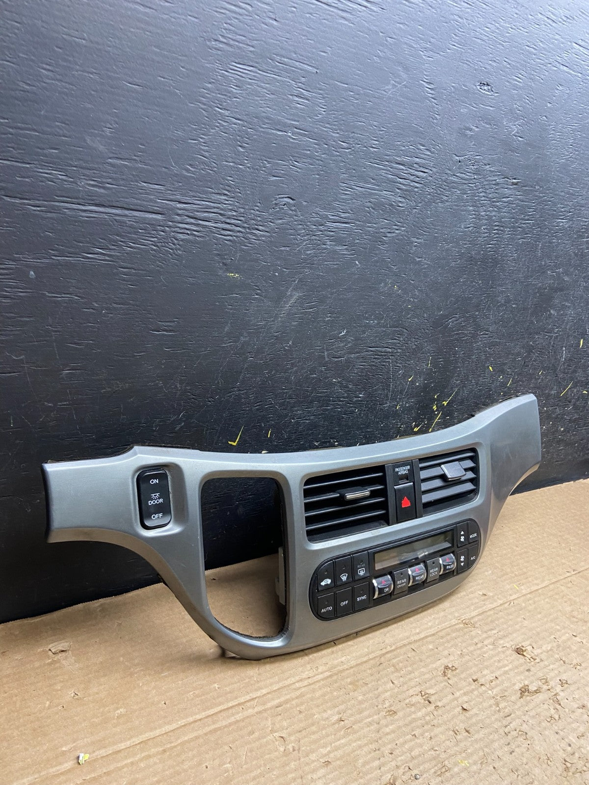 2005 to 2010 Honda Odyssey Radio Climate Control Dash Trim Bezel W3073 DG2