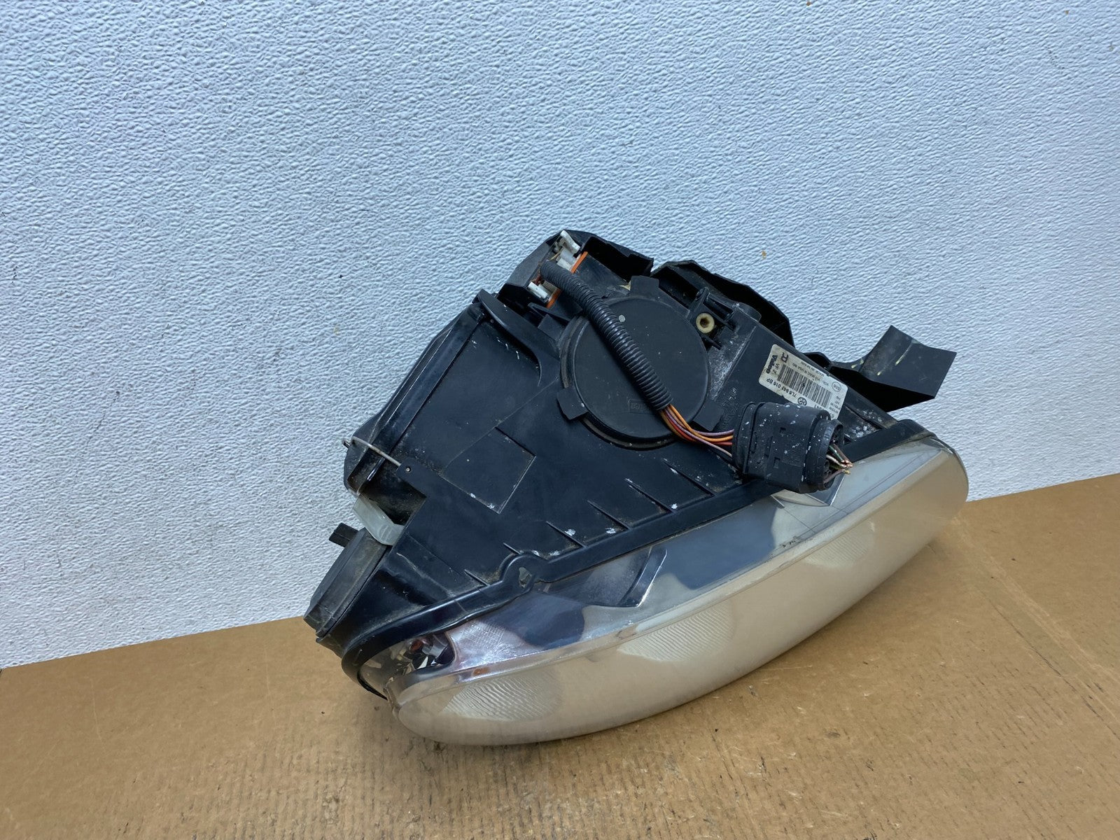 2004 to 2007 Volkswagen Touareg Right Passenger Halogen Headlight AE2785 DW10