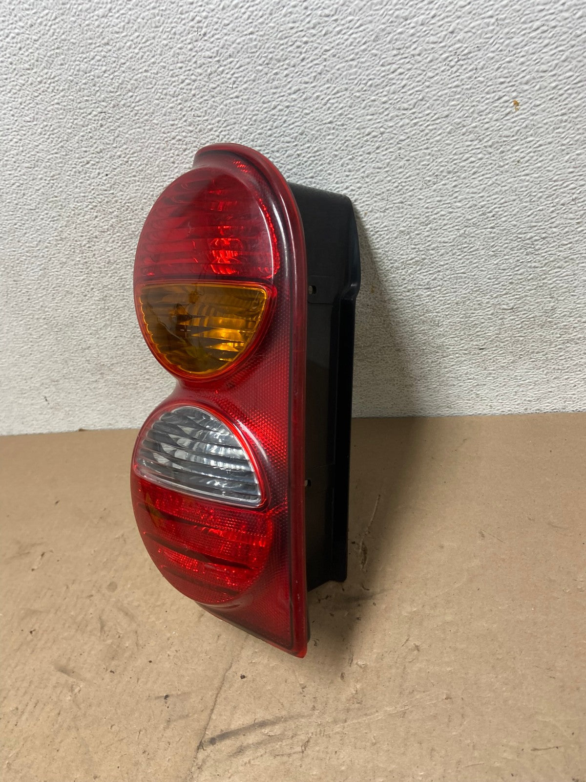 2002 2003 2004 Jeep Liberty Left Driver LH Side Tail Light AG4790 LK1