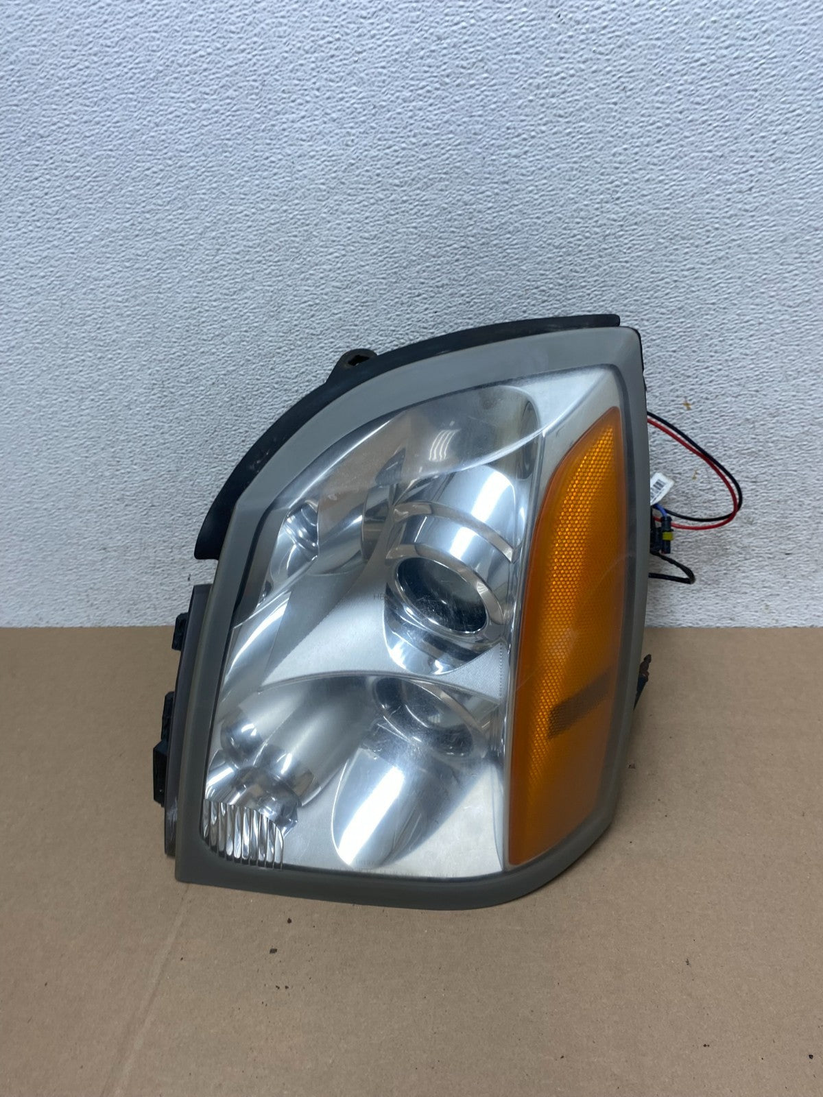 2004 to 2009 Cadillac SRX Left Driver Side Halogen Headlight AG6572 DW0