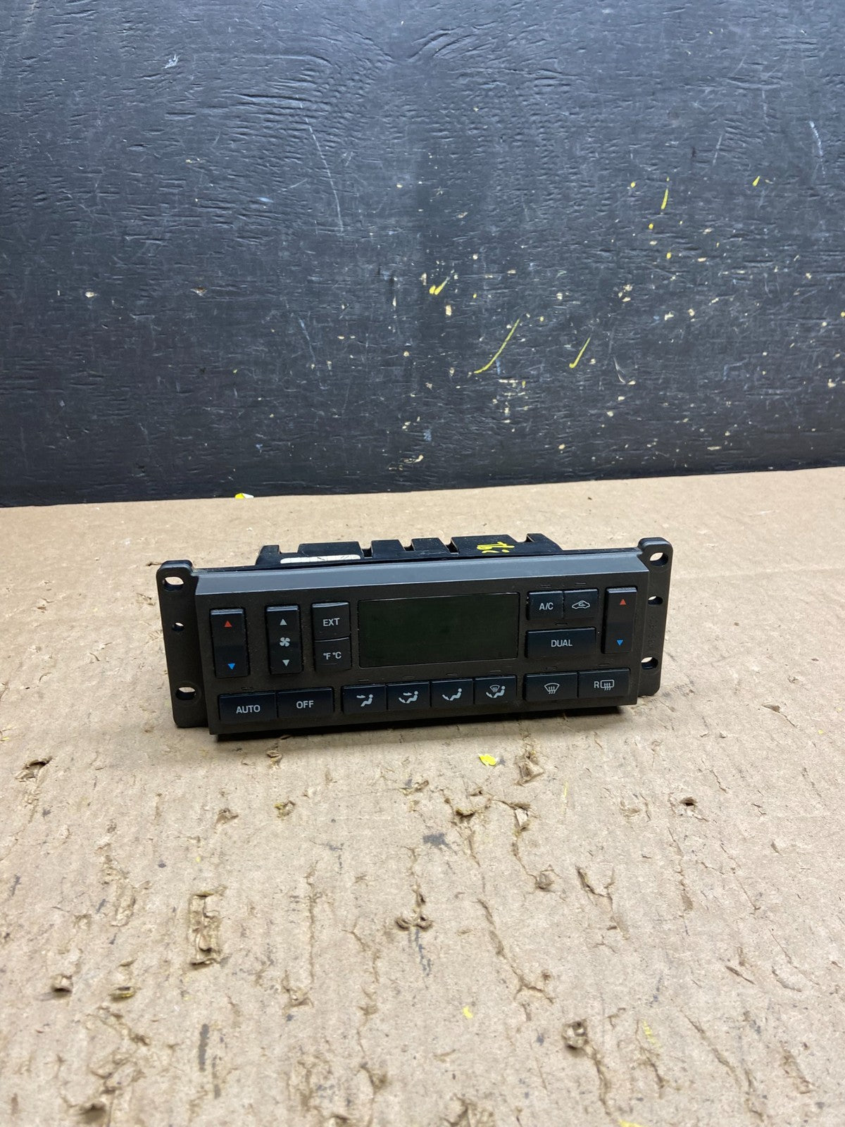 2003 to 2006 Lincoln Town Car OEM Climate Control Panel OEM t6206 DG0