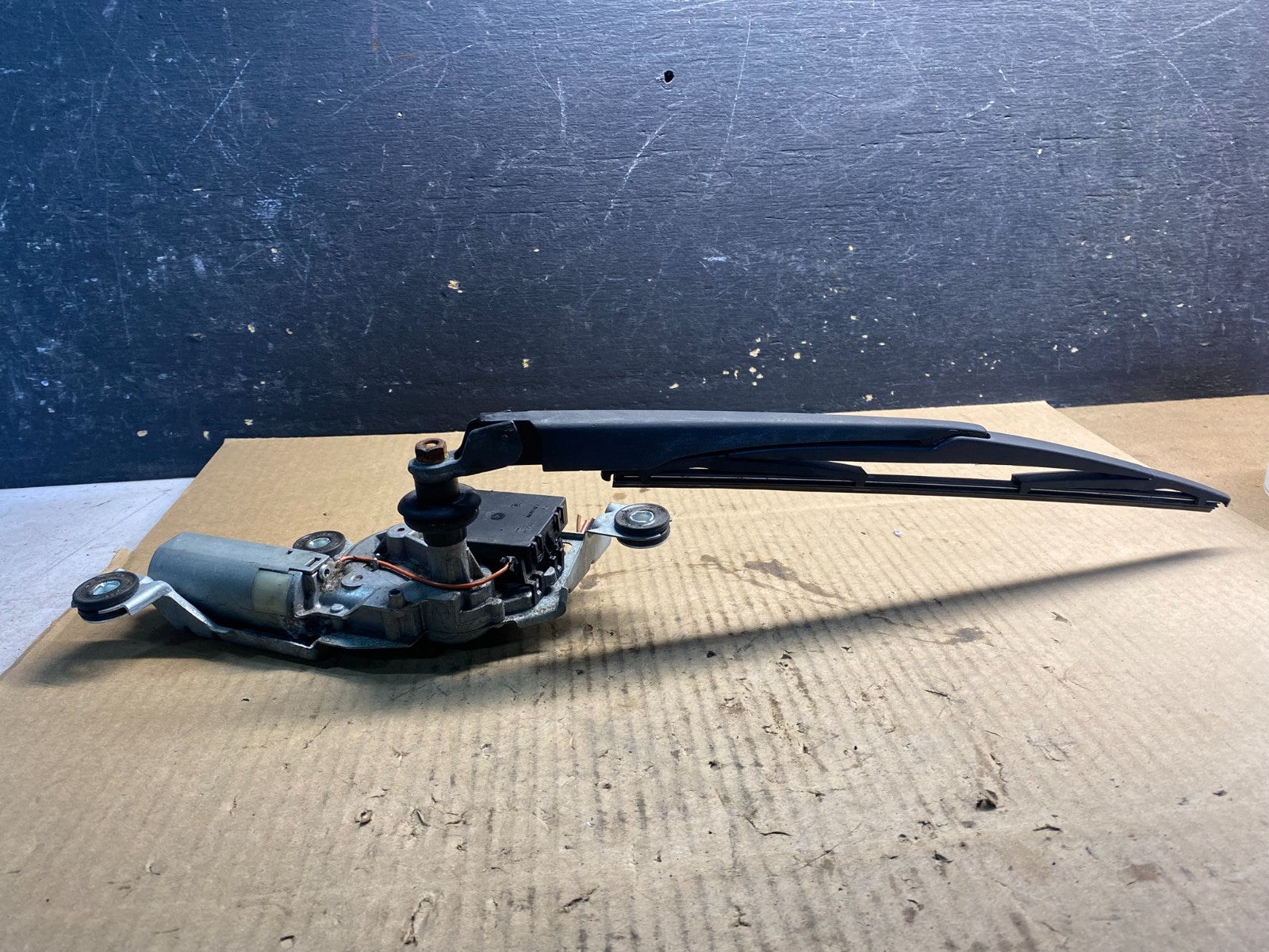2004 to 2010 BMW X3 E83 Rear Windshield Wiper Motor OEM Z4766  DG3