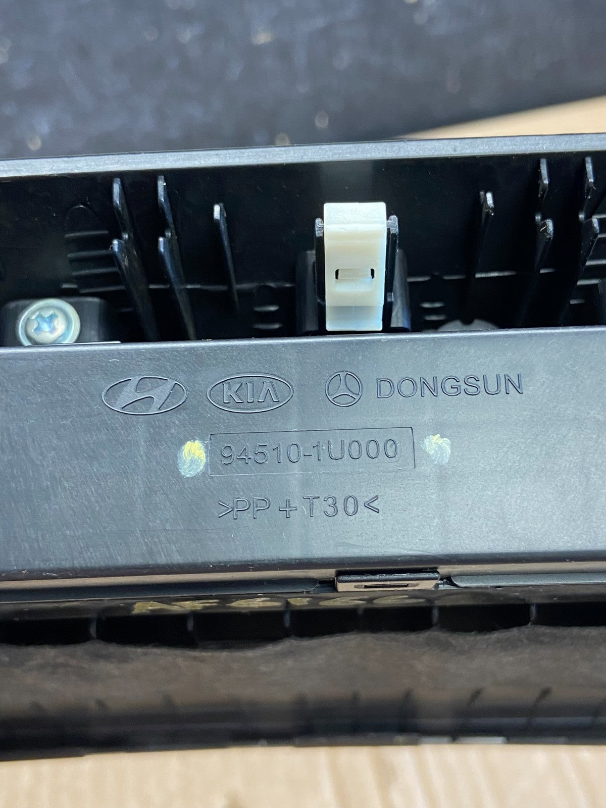 2011 to 2013 Kia Sorento Center Radio Climate Control Clock Trim AF6166 DG5