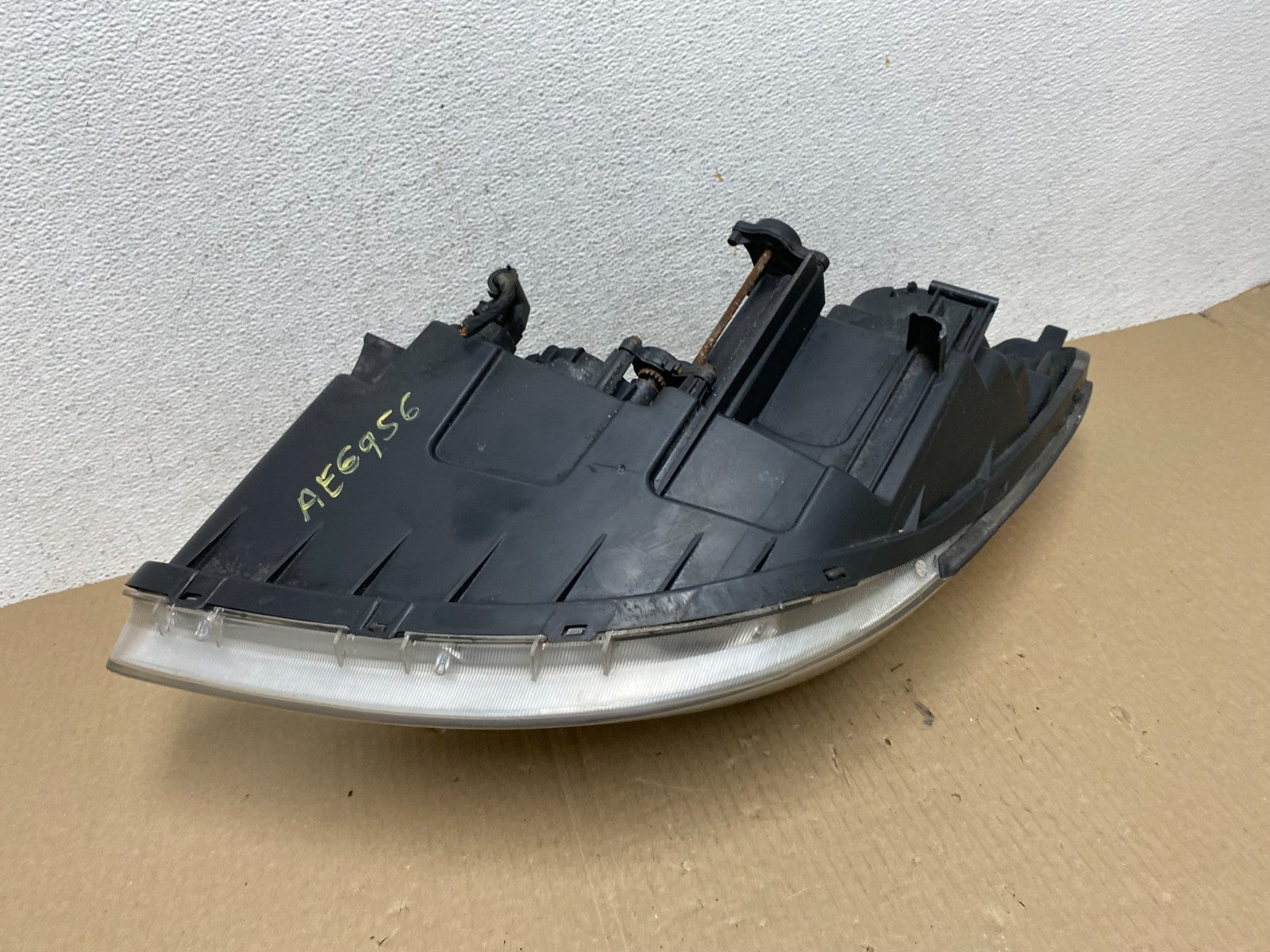 2007 to 2012 Hyundai Veracruz Right Passenger RH Headlight Halogen AE6956 DW6