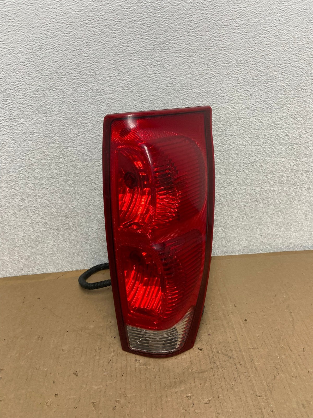 2002 - 2006 Chevrolet Avalanche Right Passenger Rh Side Tail Light OEM AB6611 LK0