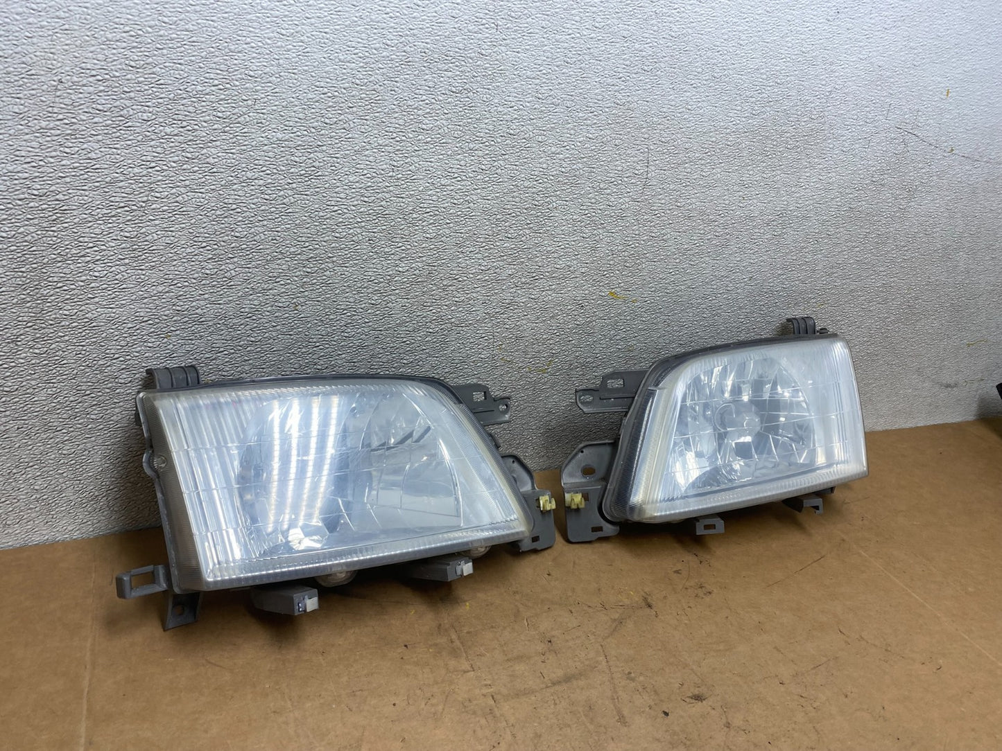 2001 to 2002 Subaru Forester Left+Right Halogen Headlights X3942 DW2