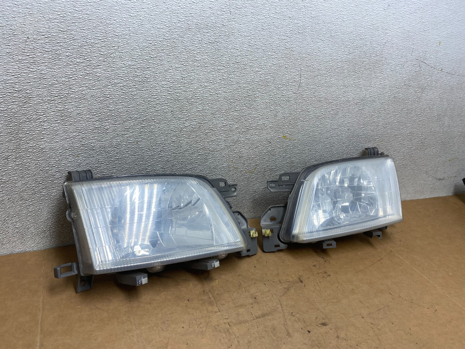 2001 to 2002 Subaru Forester Left+Right Halogen Headlights X3942 DW2