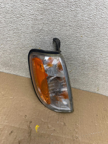 2000-2001 Nissan Xterra Right Passenger Turn Signal Headlight Light T5695 DW0