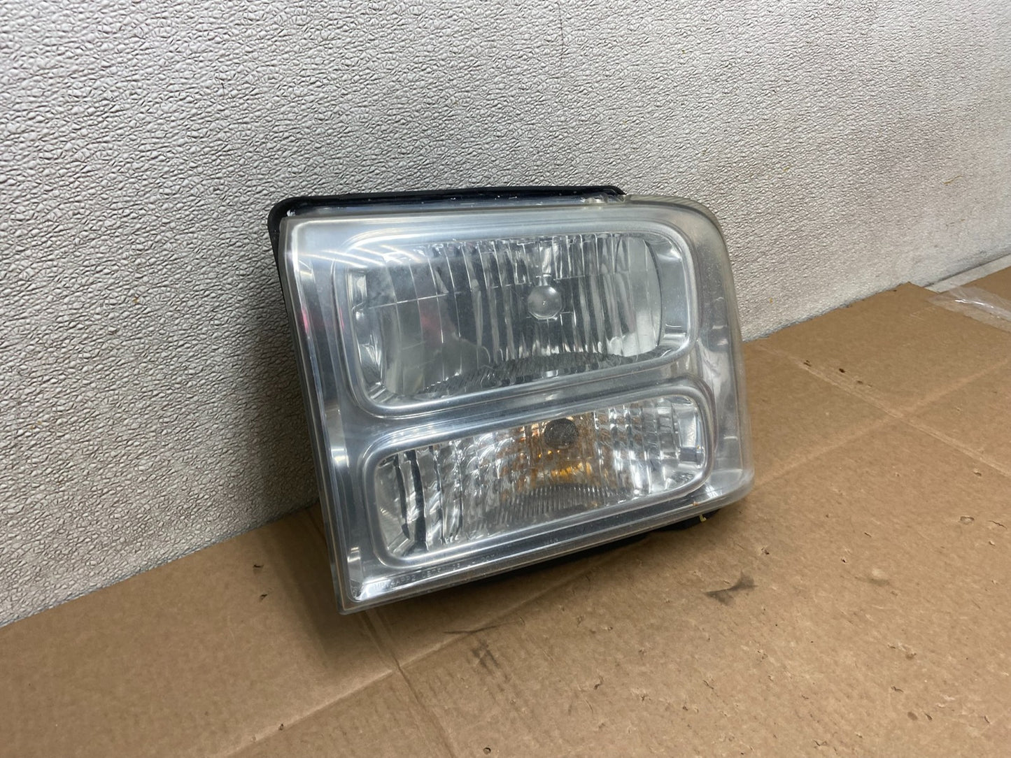 2005-2007 Ford F-250 F250 Super Duty Left Driver LH Side Headlight Y8561 DG2