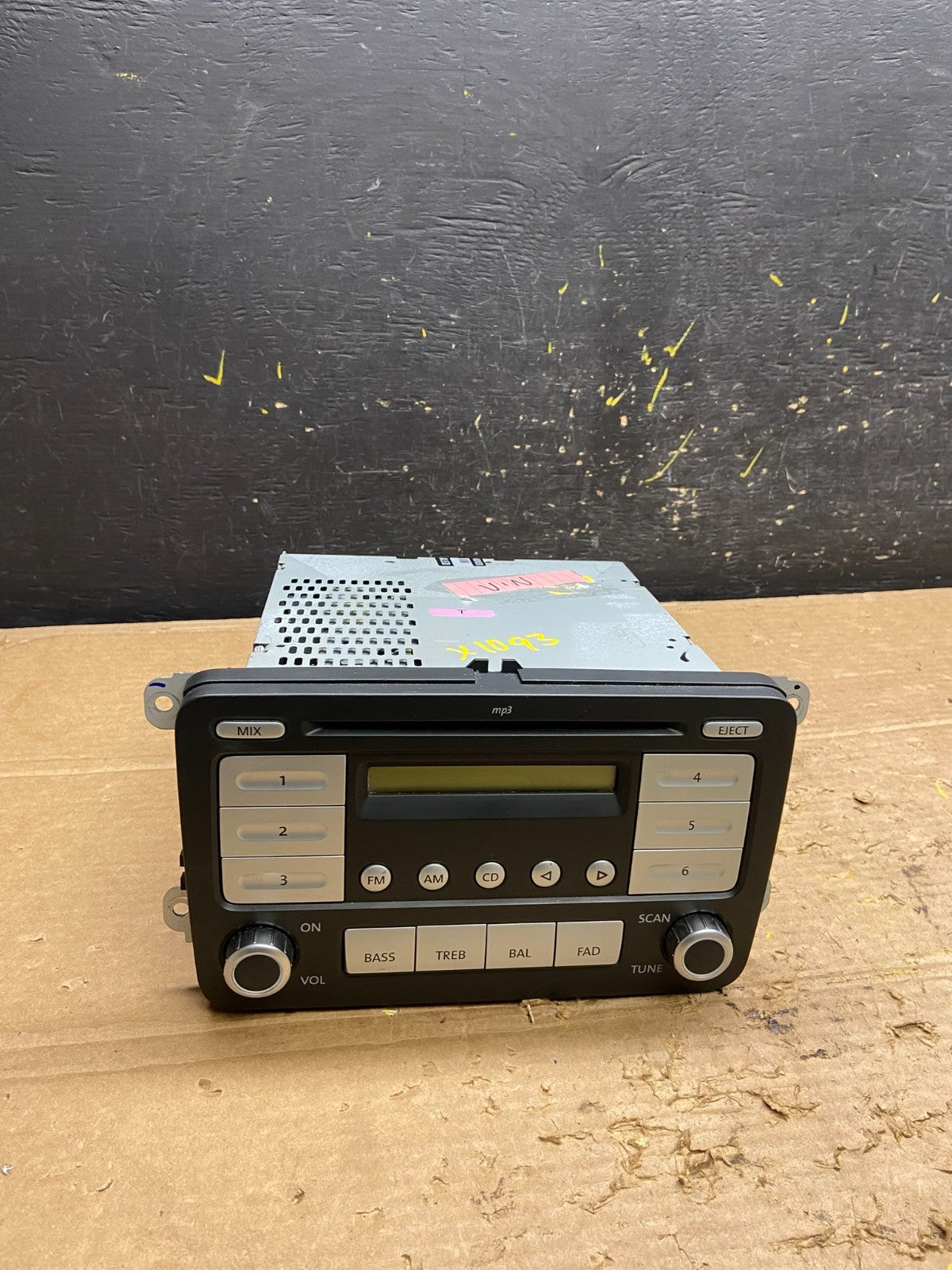 2006 to 2011 Volkswagen Passat Jetta Rabbit Radio CD Player Screen x1093 DG0