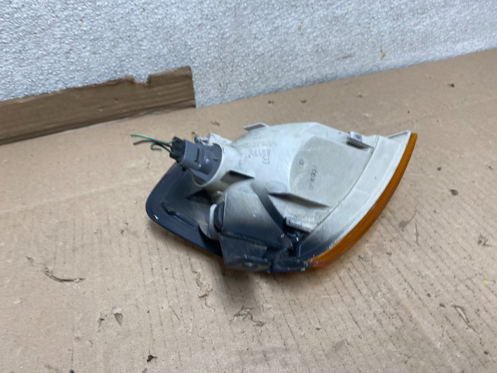 1999 to 2000 Mazda Protege Front Right Passenger Turn Signal Oem U6716 DG5