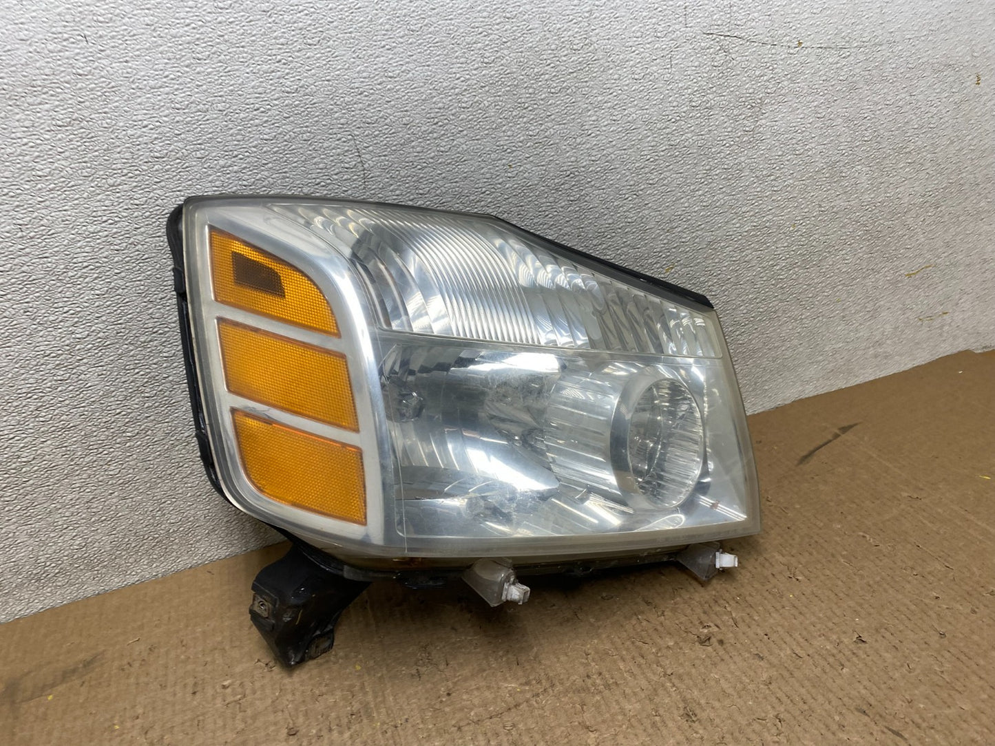 2004 to 2007 Nissan Armada Right Passenger RH Side Headlight Oem W5452 DW0