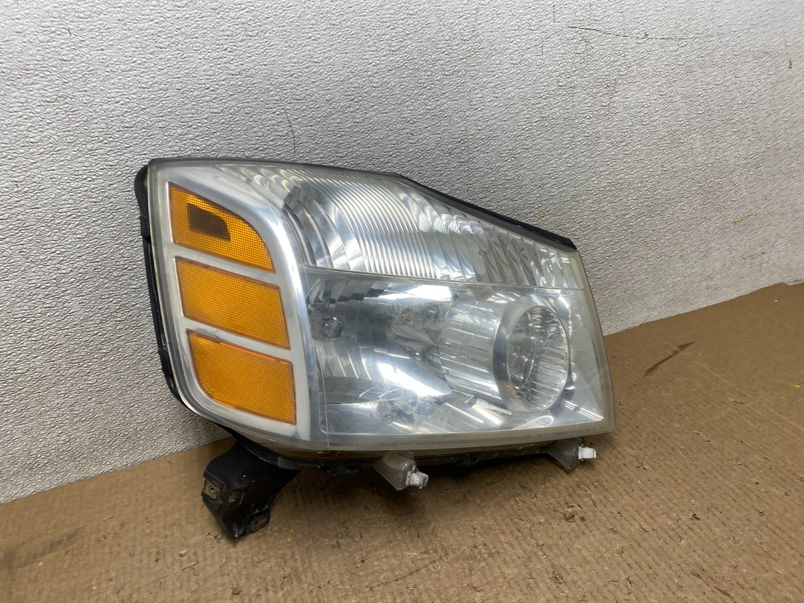 2004 to 2007 Nissan Armada Right Passenger RH Side Headlight Oem W5452 DW0