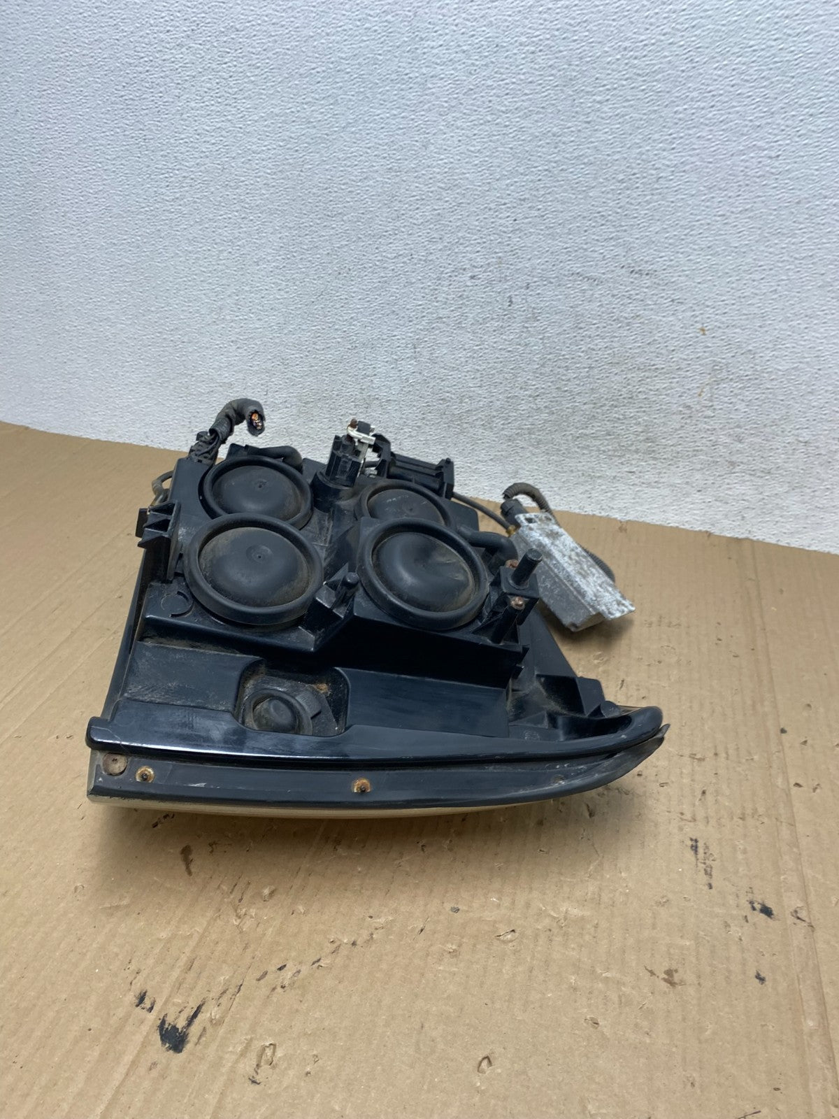 2002-2006 Cadillac Escalade Right Passenger Side Xenon Headlight AE9028 DW6