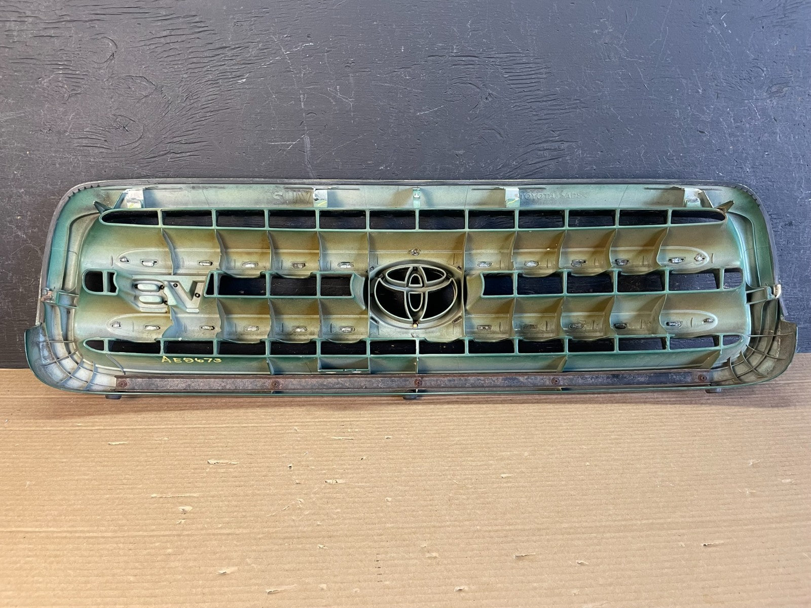 2001 to 2004 Toyota Sequoia Front Upper Grill Grille W/ Emblem AE8673 DG3