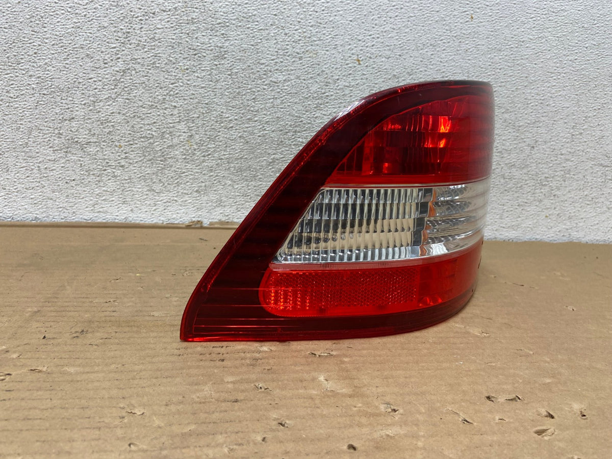 2000 2001 Lexus ES300 Outer Left Driver Lh Side Tail Light AG1