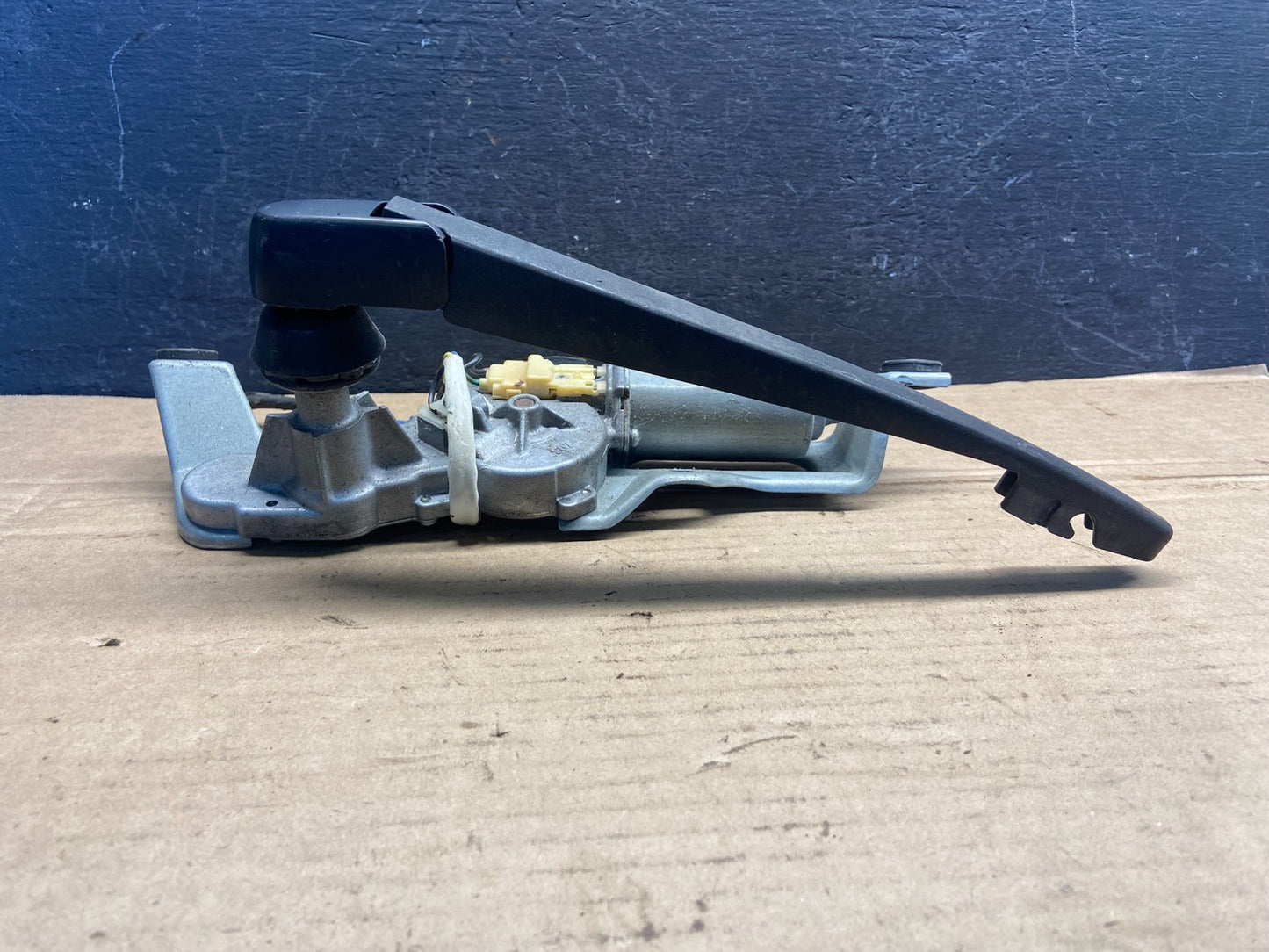 2005 to 2009 Subaru Legacy Outback Rear Windshield Wiper Motor AE25163