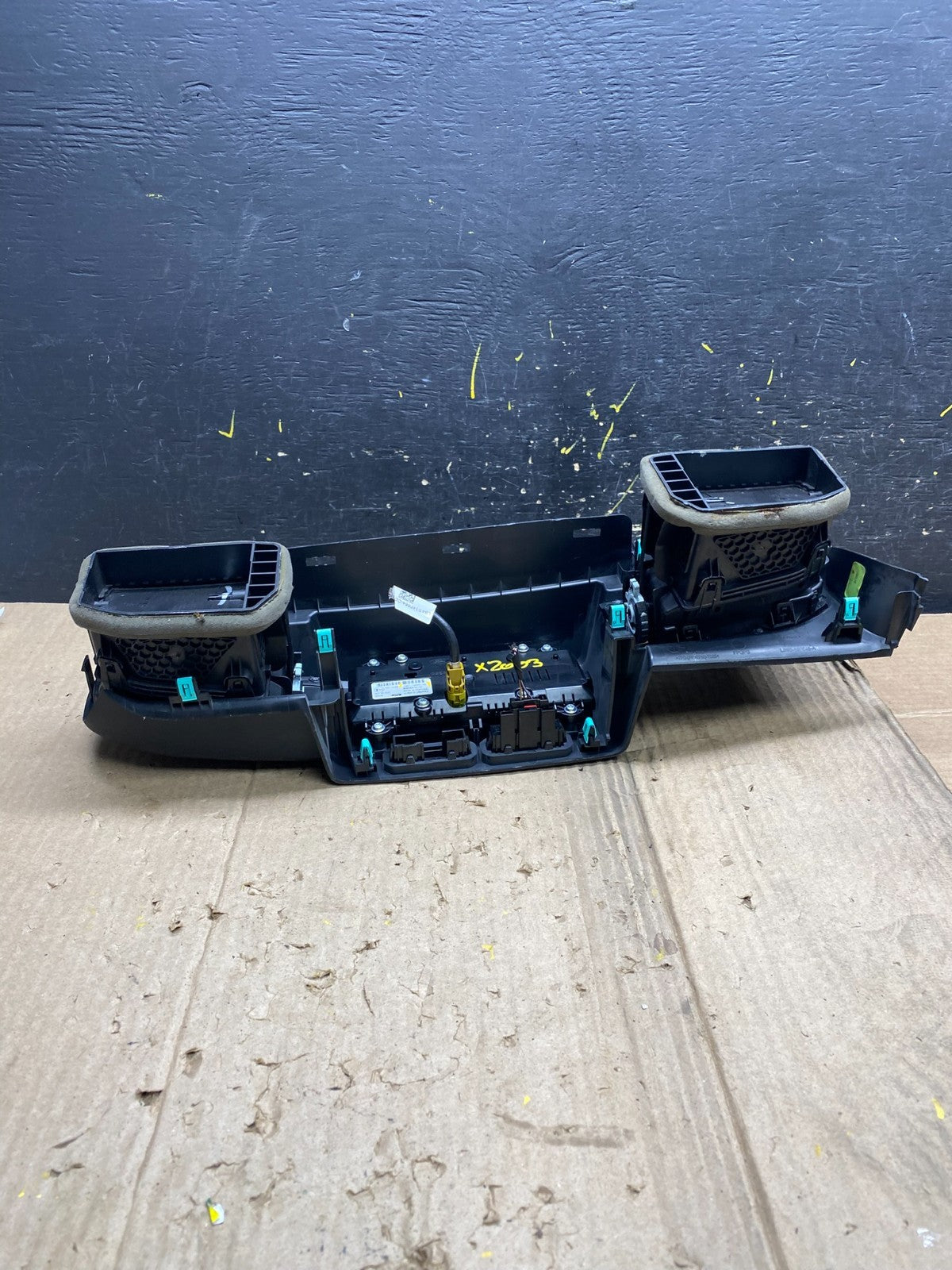 2020 to 2023 Ford  Explorer Console Radio Display Screen Air Vents X2003 DG5
