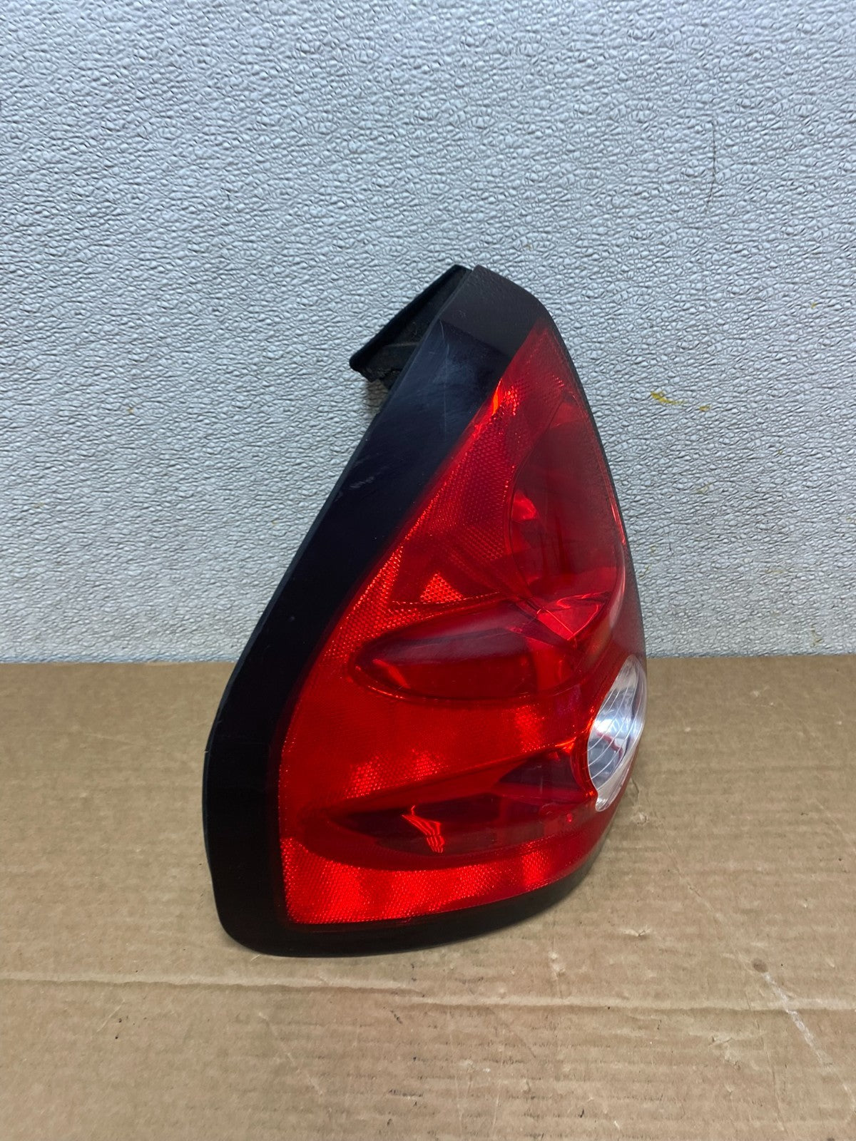 2001 - 2005 Pontiac Aztek Left Driver LH Side Tail Light OEM Z1337 DW2