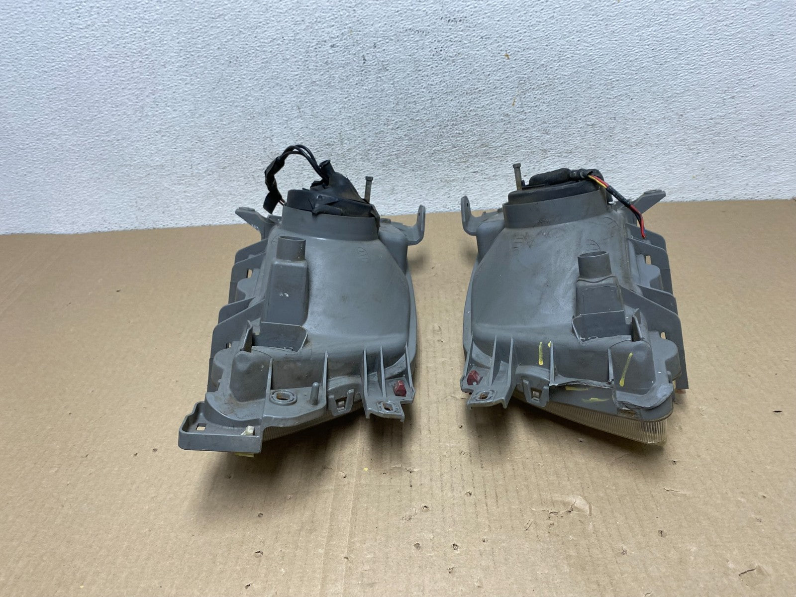 2001 to 2002 Subaru Forester Left+Right Halogen Headlights AE9488 DW10