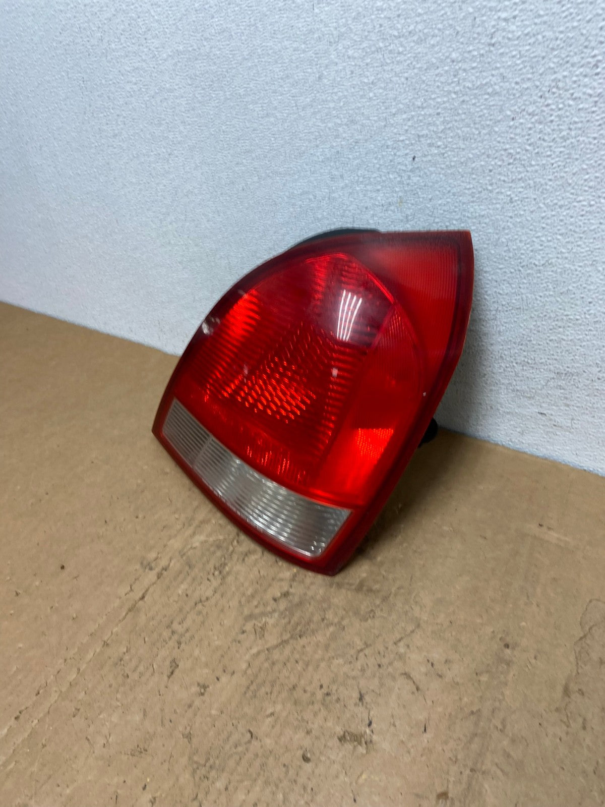 2001 2002 2003 Hyundai Elantra Right Passenger Rh Tail Light AD1409 LK1