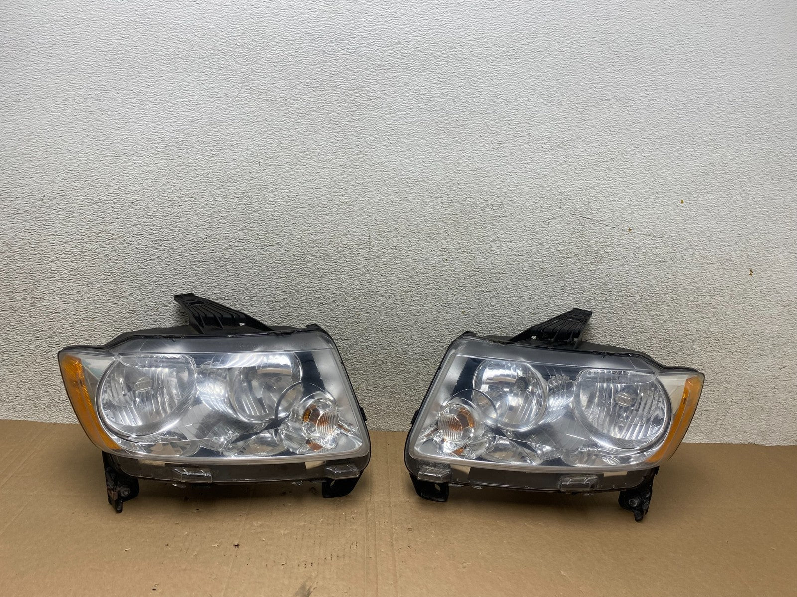 2011-2013 Jeep Grand Cherokee Left+Right Halogen Headlights T8174 DW0
