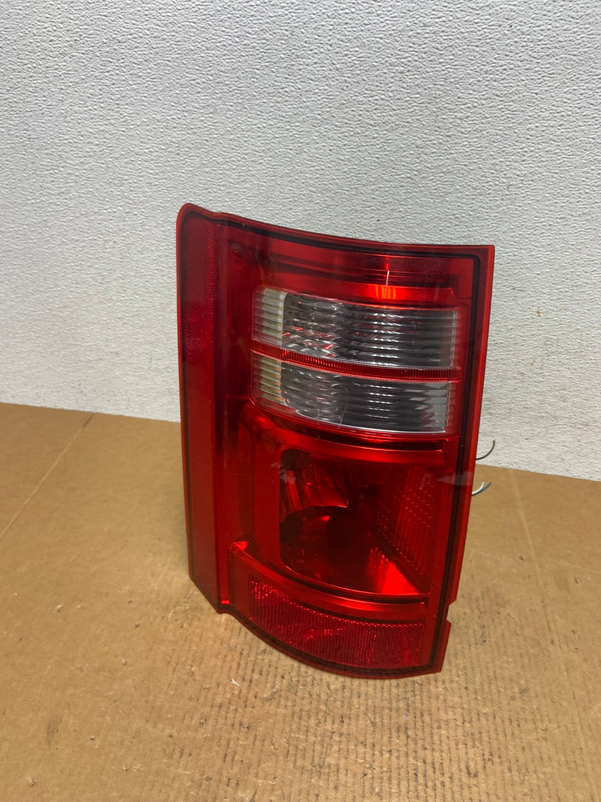 2008 to 2010 Dodge Grand Caravan Left Driver LH Side Tail Light AE0341 LK0