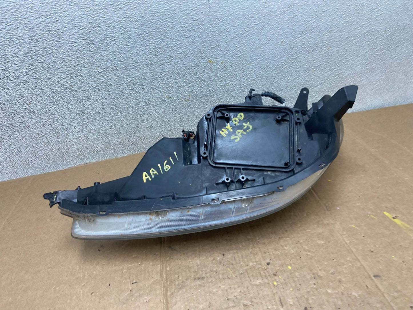 2004-2005 Toyota Sienna Right Passenger Halogen Headlight OEM AA1611 DW8