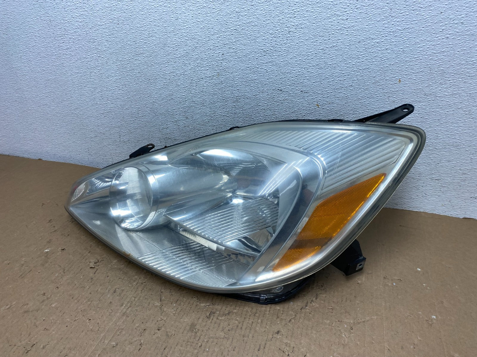 2004-2005 Toyota Sienna Left Driver LH Side Halogen Headlight AD8805 DW1
