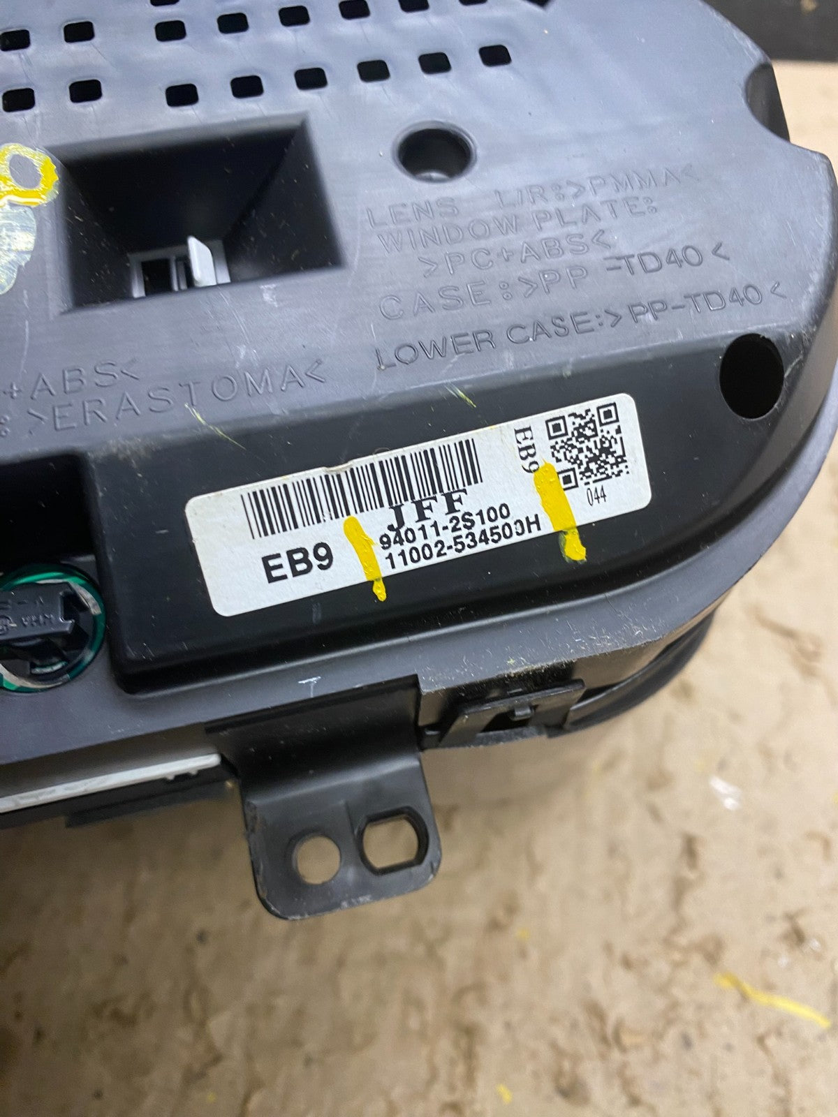 2014 to 2015 Hyundai Tucson Speedometer Cluster Gauge u5830 DG5