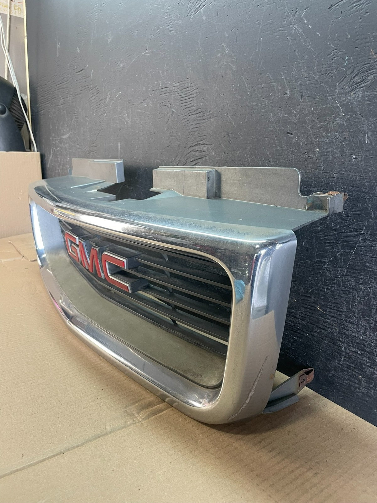 1998 to 2005 GMC Jimmy Sonoma Front Grille Grill AE3521 DG1