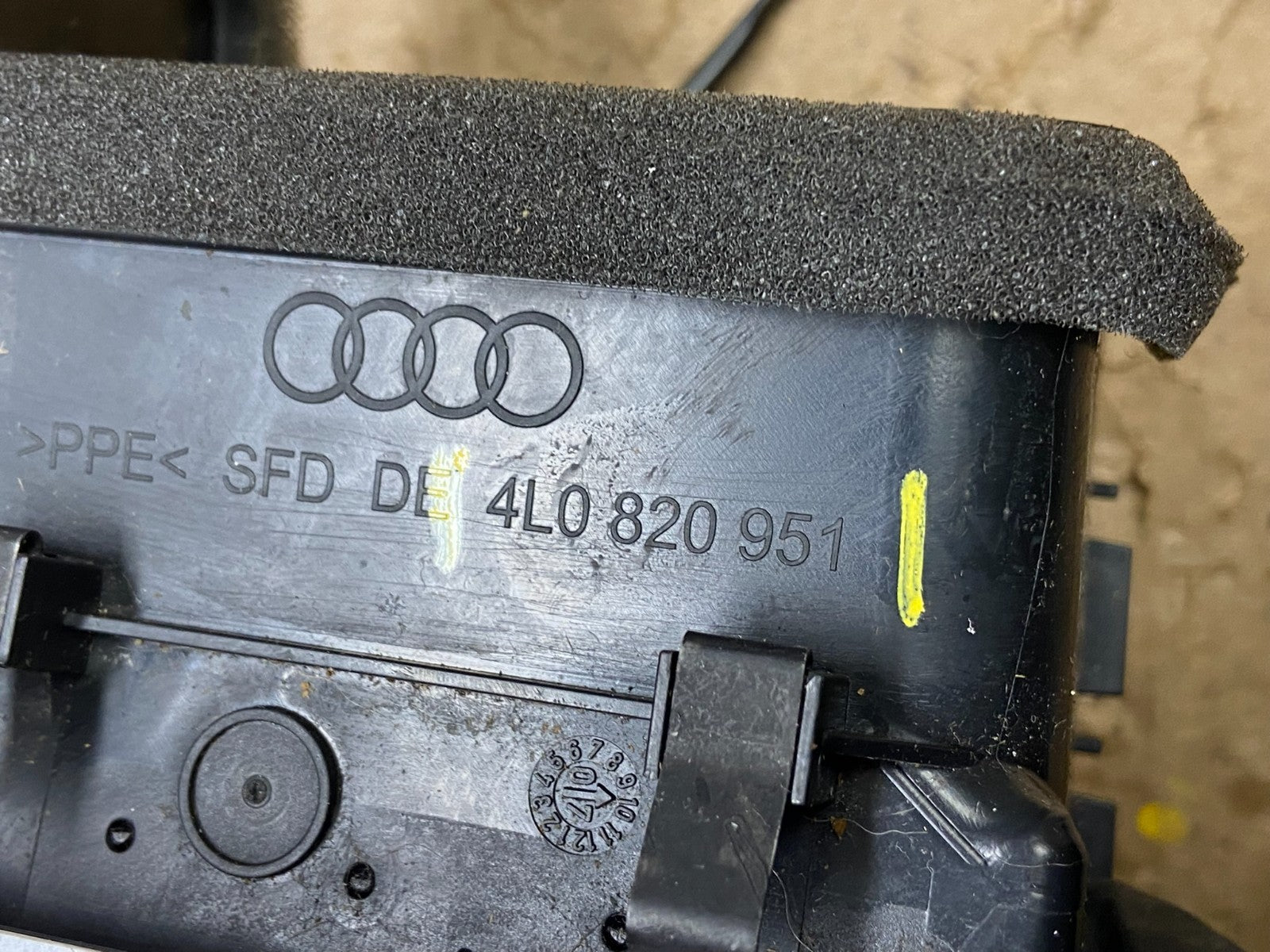 2007 to 2015 AudI Q7 Center Dashboard Air Vent OEM x1158 DG5