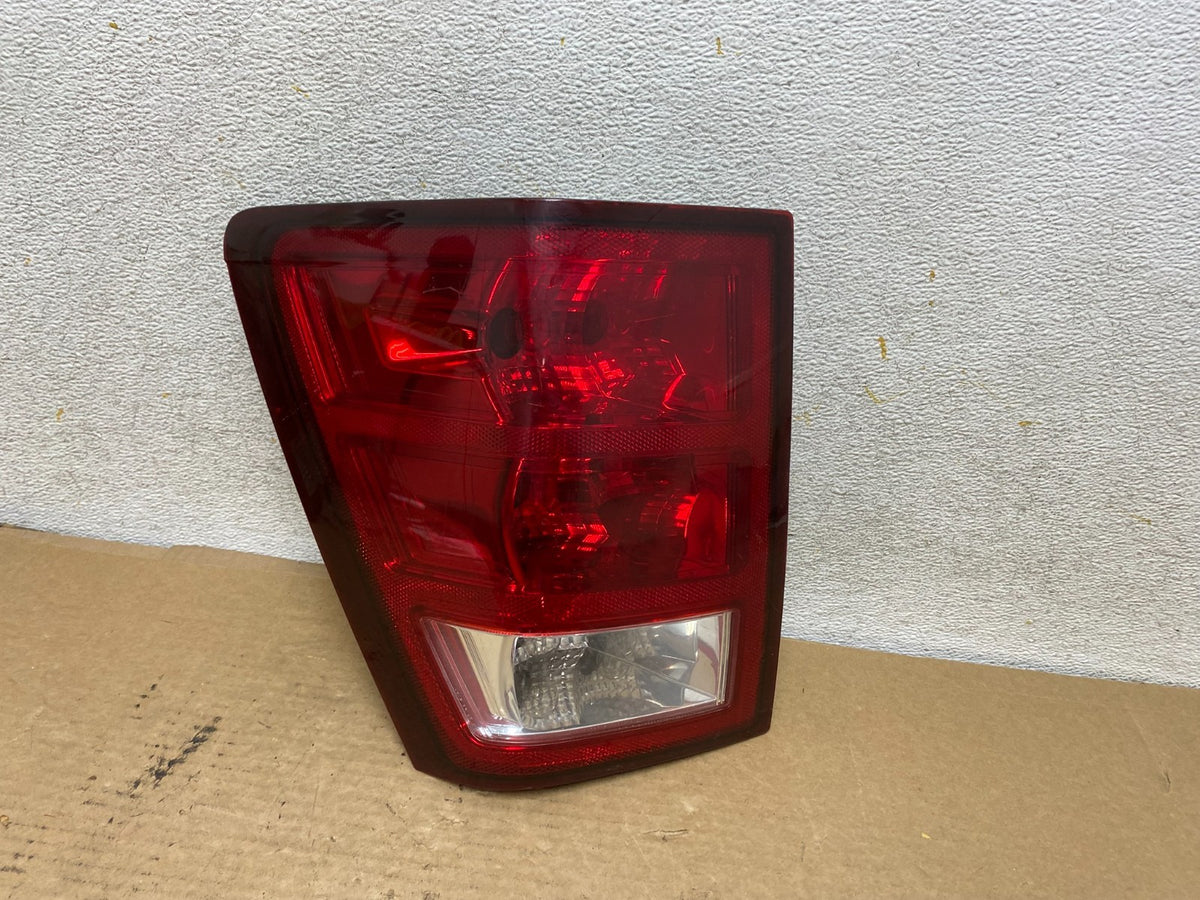 2005 to 2006 Jeep Grand Cherokee Left Driver Side Lh Tail Light AH8111 DW0