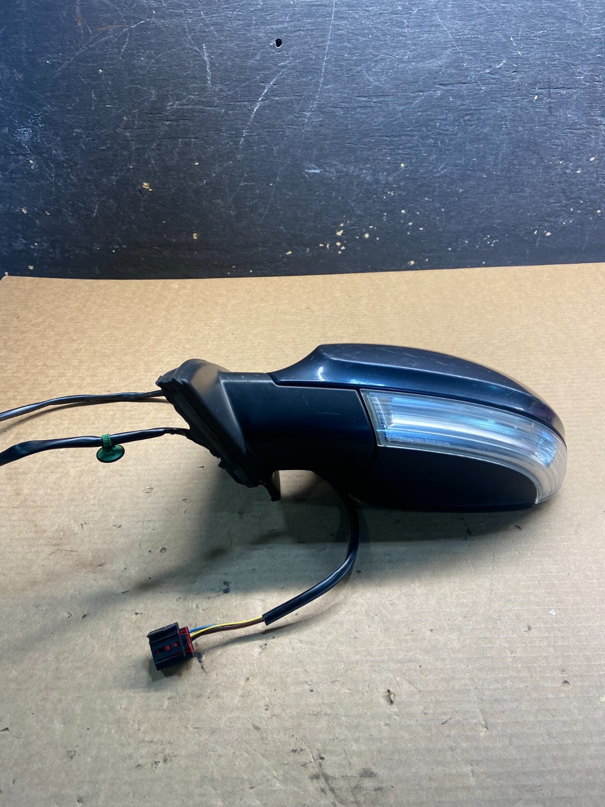 2006-2010 Volkswagen Passat Left Driver Turn Sgn View Door Mirror OEM Z9131 DG3