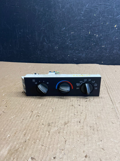 2001 - 2007 GMC Chevrolet Express 1500 Climate Control A/C AE4032 DG0