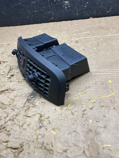 2004 to 2009 Cadillac SRX Front Center Dash A/C Air Vent X1636 DG2
