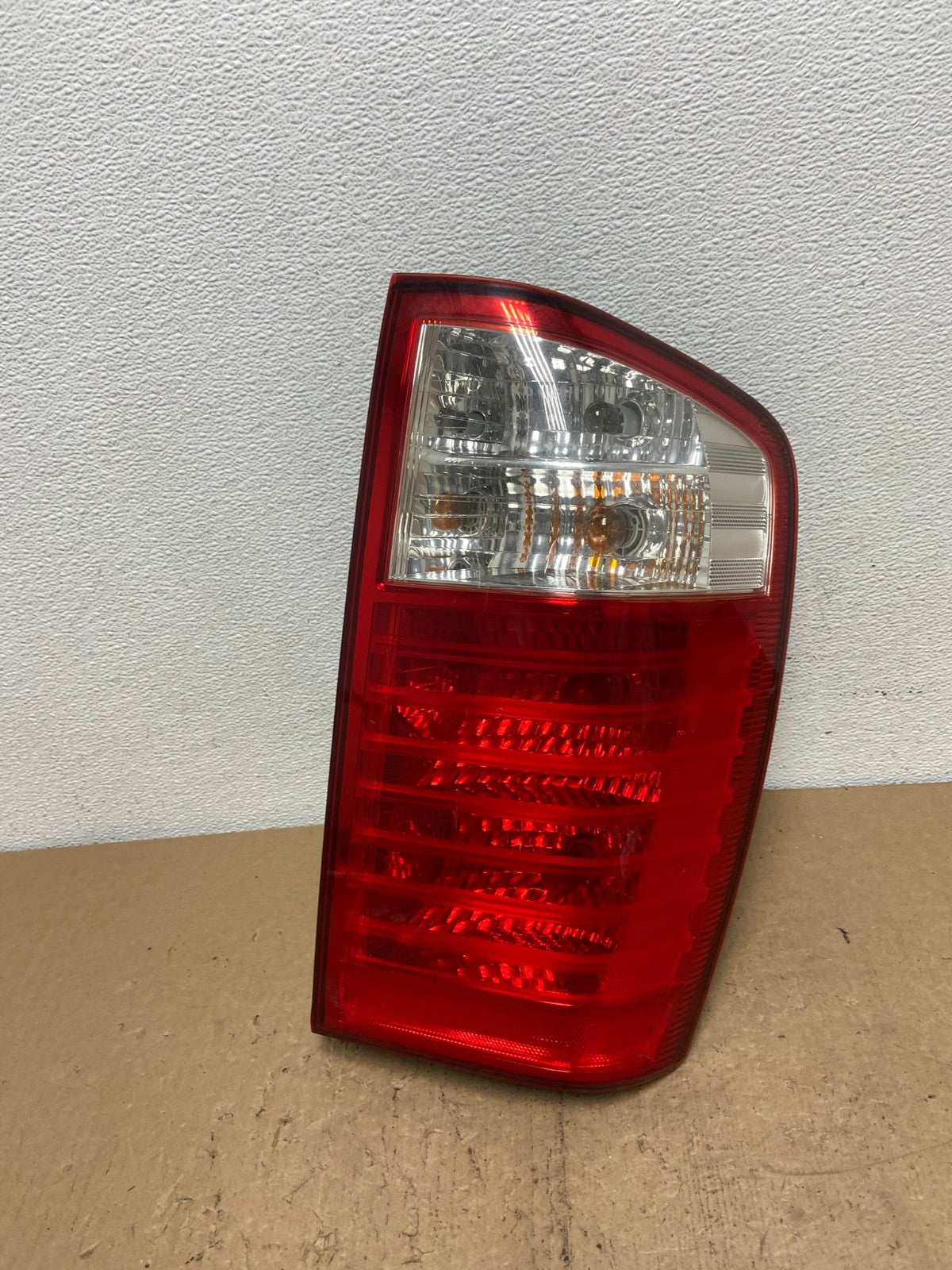 2007 to 2010 Kia Sedona Right Passenger RH Side Tail Light AC6071 LK0