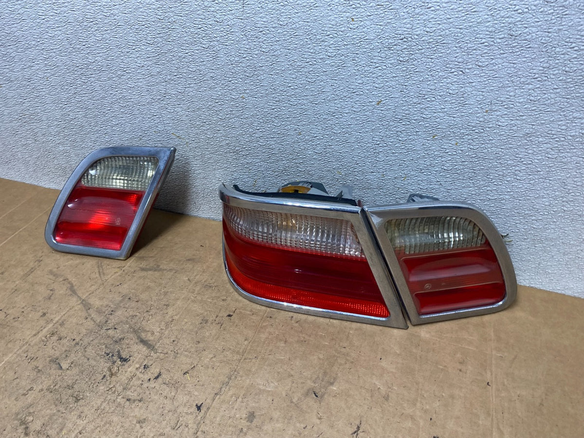 2000-2002 Mercedes-Benz E-CLASS E430 E320 Left Driver Side Tail Light T3750 DW1