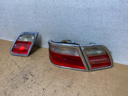 2000-2002 Mercedes-Benz E-CLASS E430 E320 Left Driver Side Tail Light T3750 DW1