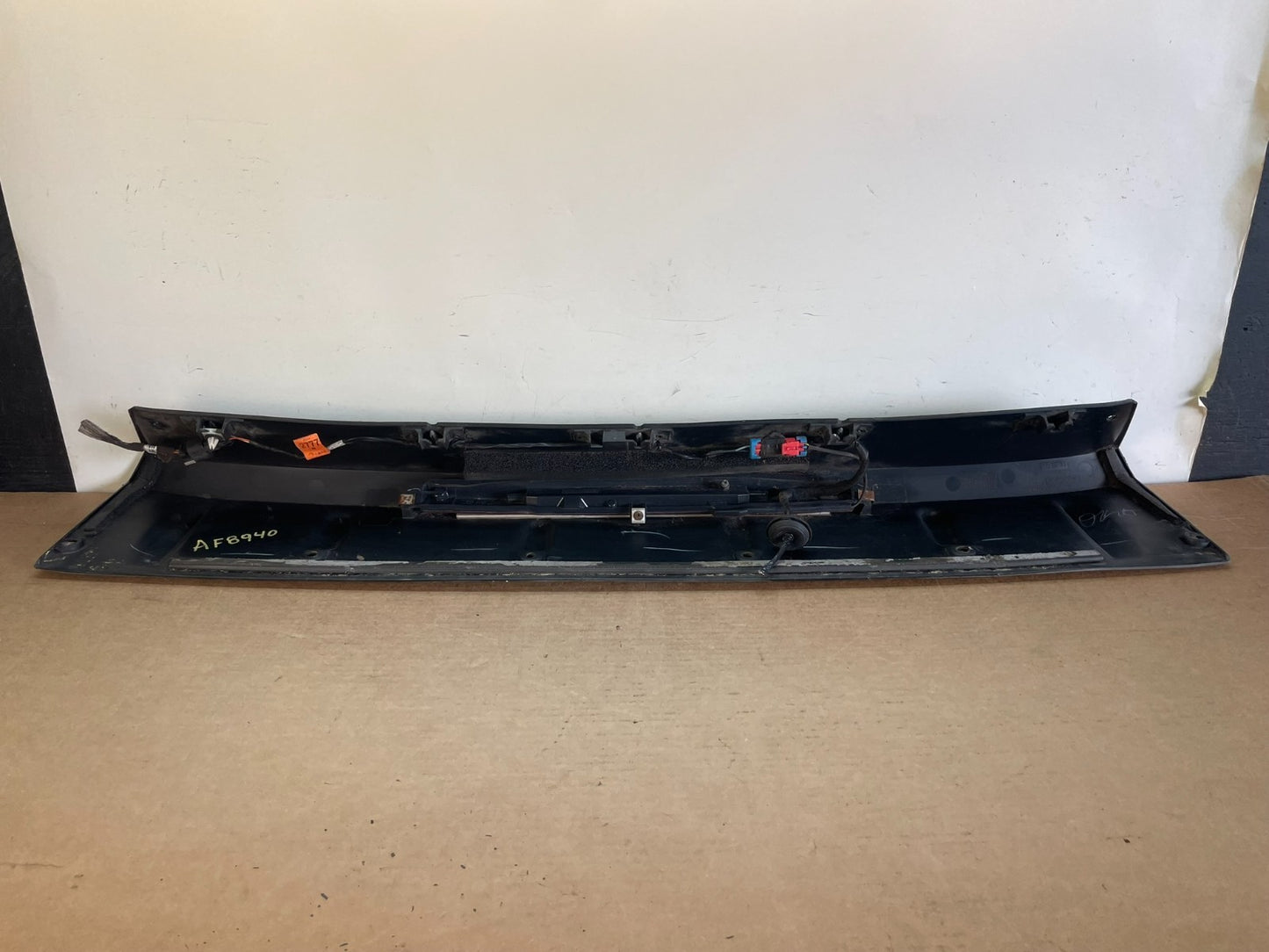 2002 to 2006 Chevrolet Avalanche 1500 Cente Spoilerr 3rd Brake Light AF89404