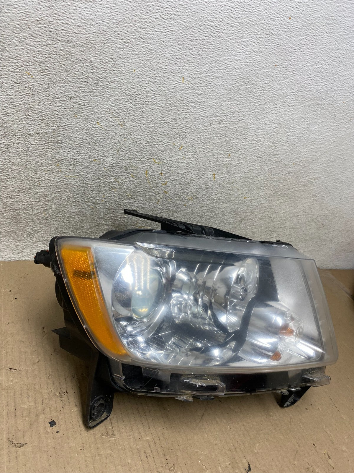 2011-2013 Jeep Grand Cherokee Right Passenger Xenon Headlight AH6799 DW2