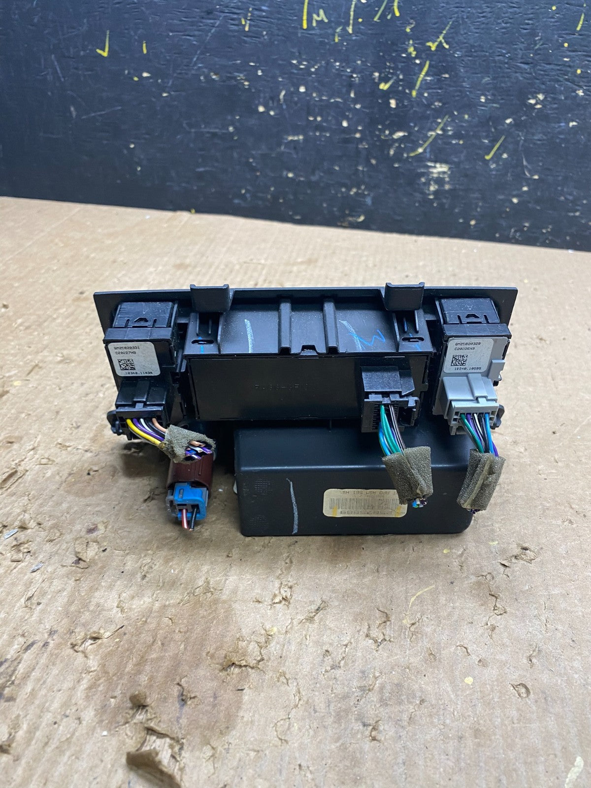 2009 to 2012 Chevrolet Traverse Front Switch Panel 25875989 Z7258 DG3