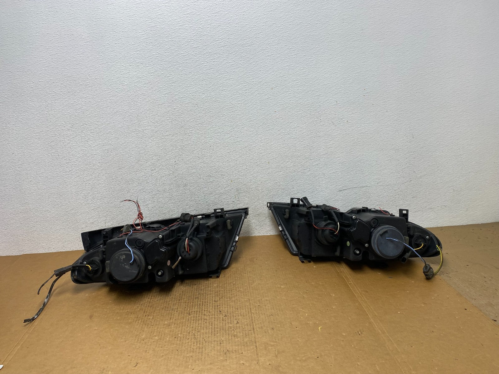2002-2005 BMW E46 3 Series Left+Right Set Side Headlights AE03675