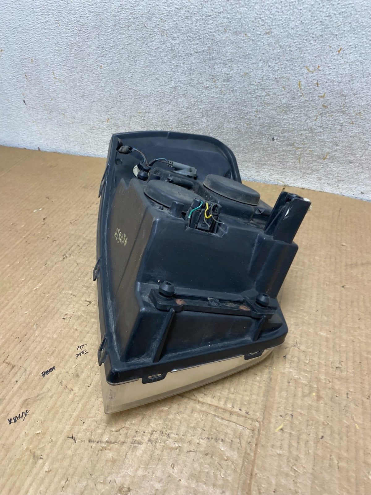 2002 to 2009 Gmc Envoy Left Driver Lh Side Headlight Halogen AI8050 DW5