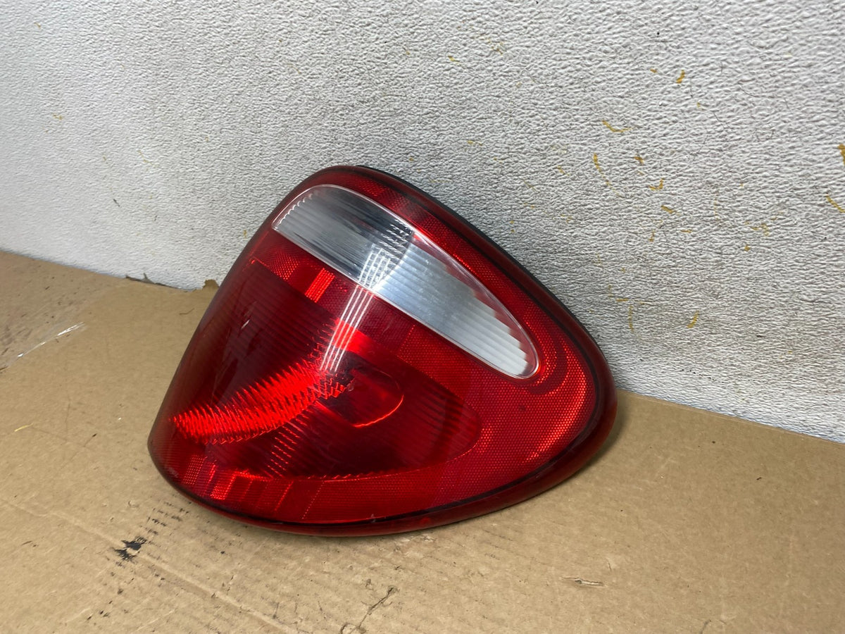 2004 - 2007 Dodge Grand Caravan Right Passenger Side Tail Light AH8114 DW2