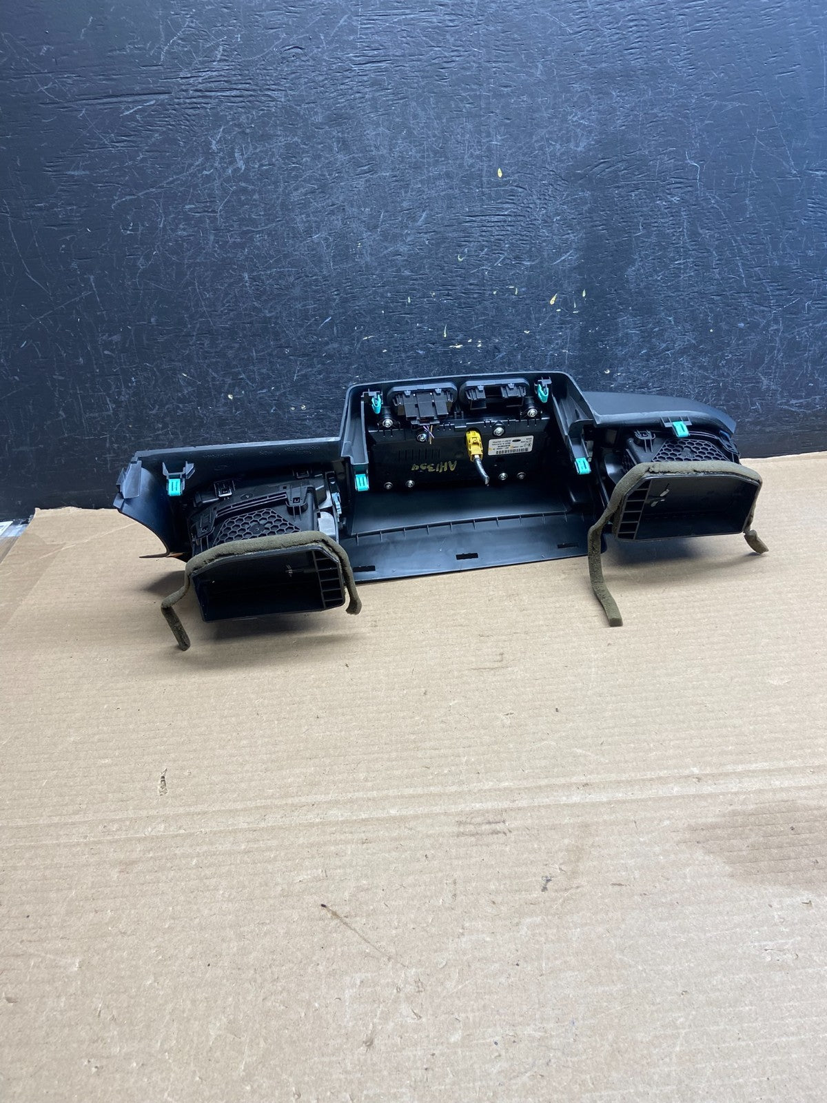 2020 to 2023 Ford Explorer Console Radio Display Screen Air Vents ah1354 DG3