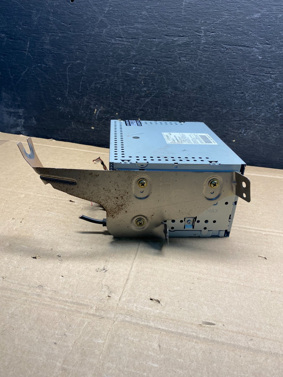 2006-2011 Mitsubishi Endeavor AM/FM/CD/MP3 Radio Head Unit Receiver AE9882 DW2