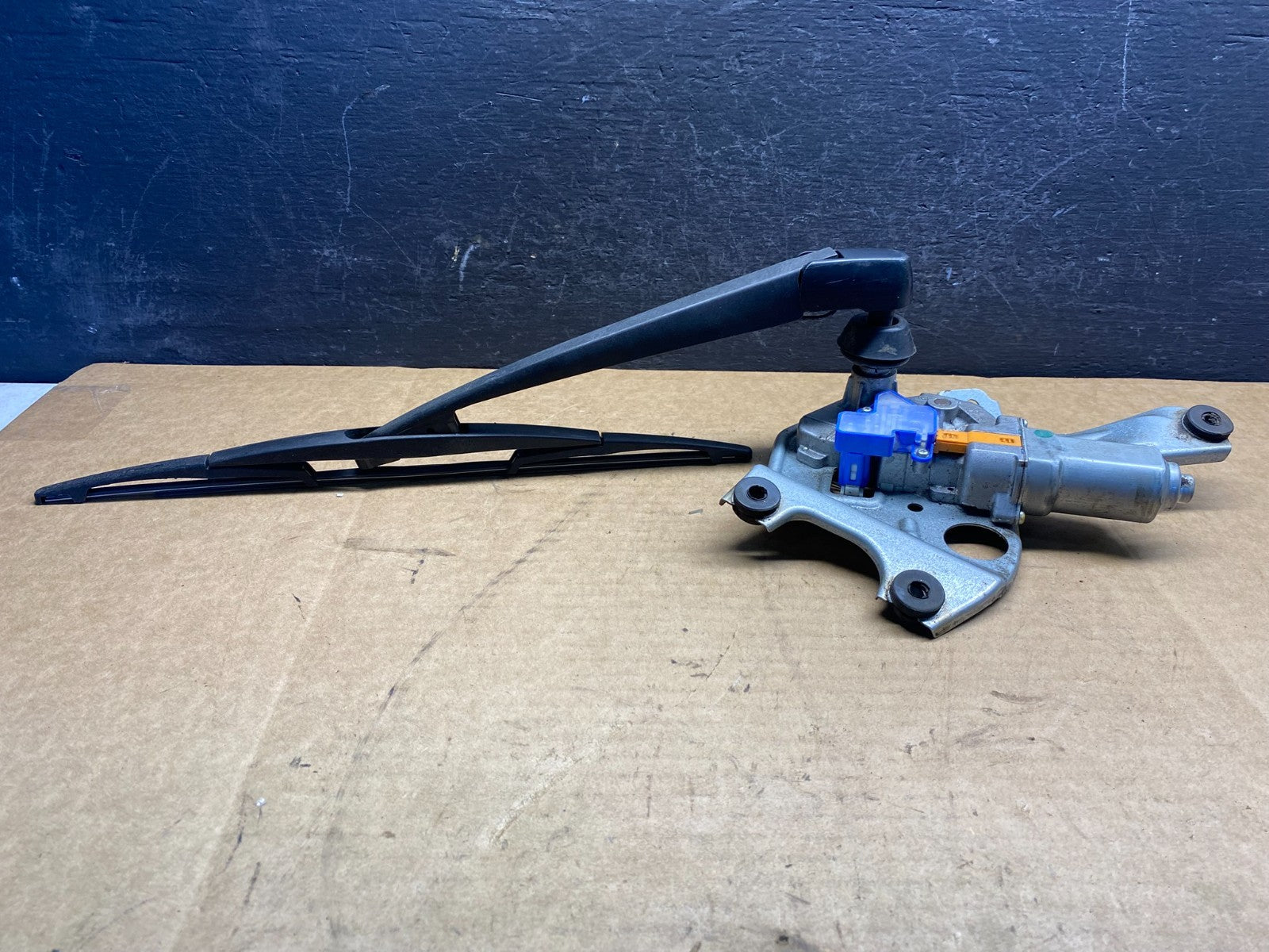 2010 to 2014 Subaru Outback Rear Windshield Wiper Motor AD75331